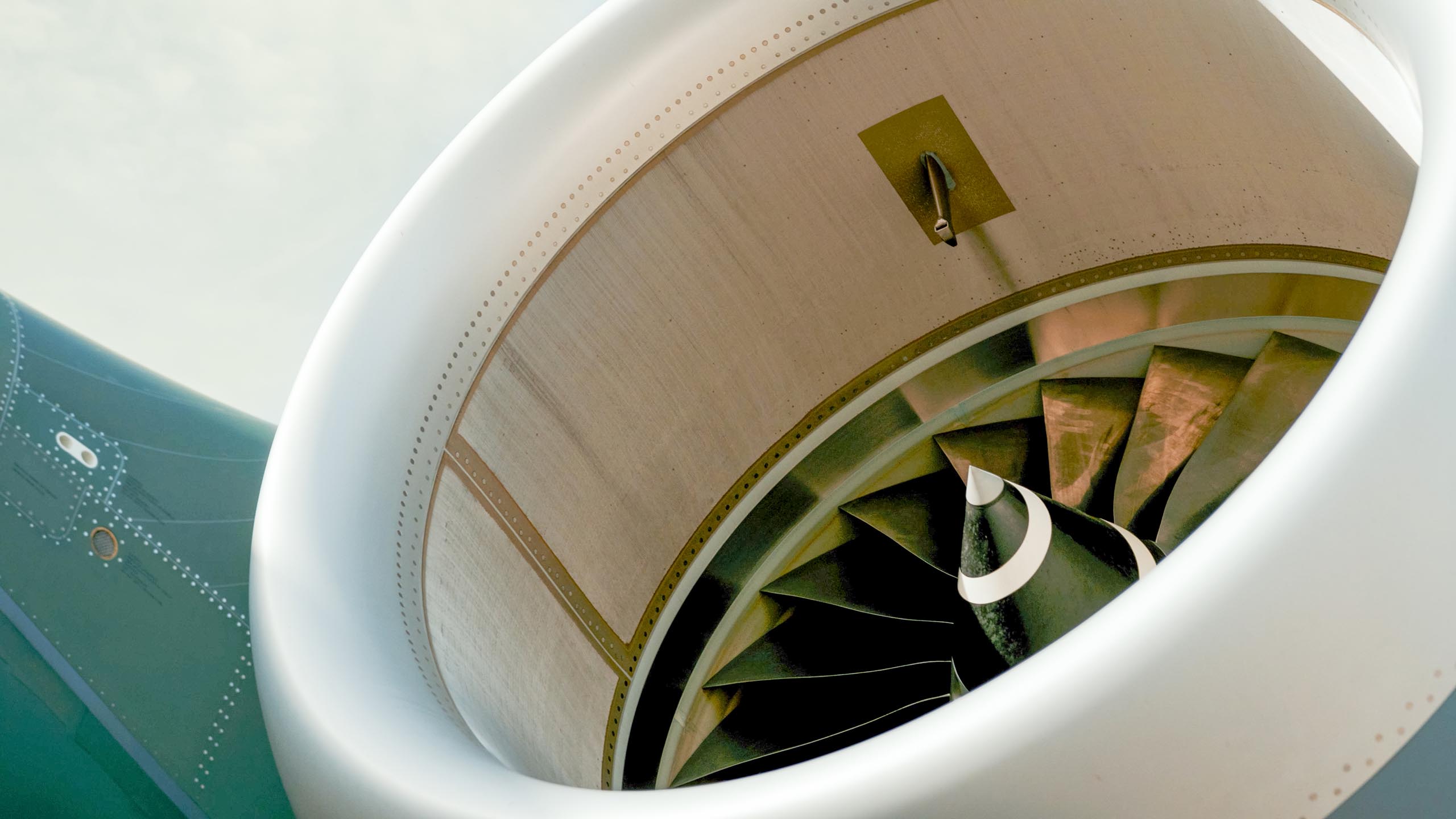 Detalhe em close-up da turbina do motor de uma aeronave Embraer KC-390 Millennium da Força Aérea Brasileira (FAB).